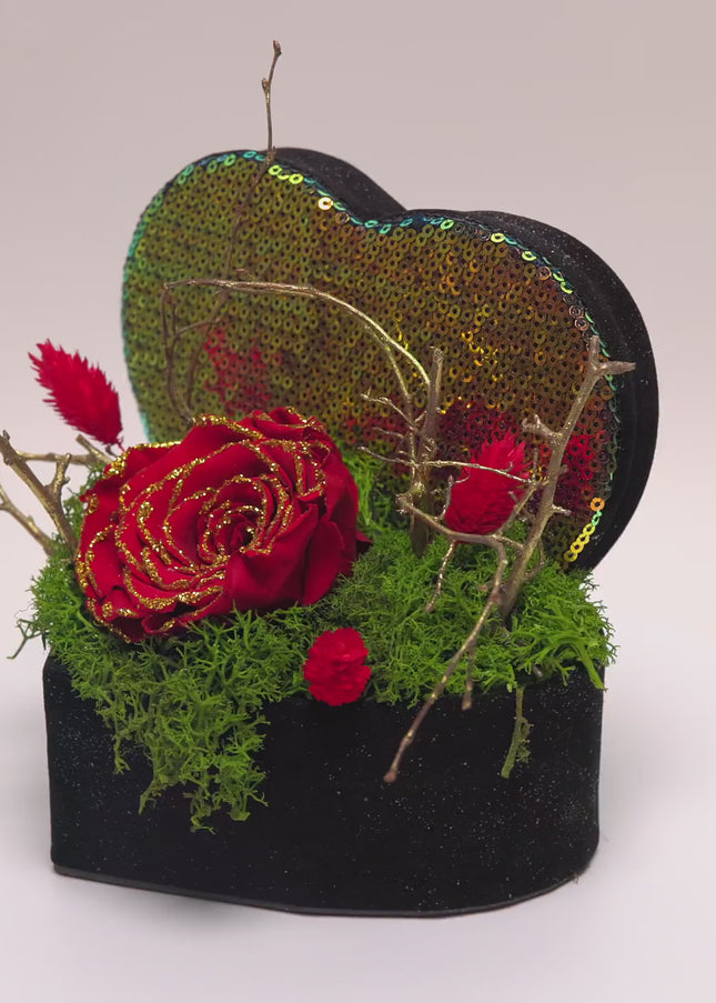 Aranjament Inimă Paiete & Catifea, Trandafir Criogenat Roșu cu Aur