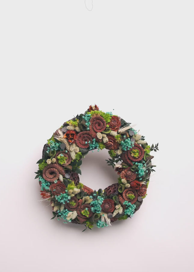 Coroniță Botanică „Emerald Forest Spiral” – Aranjament Handmade cu Flori de Lemn, Mușchi Stabilizat și Accente de Turcoaz