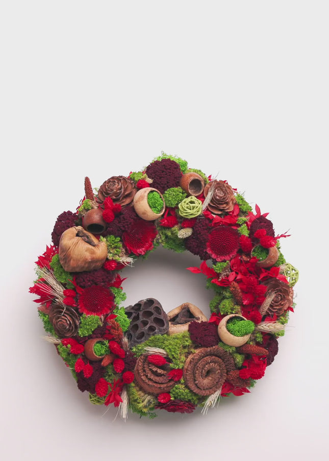 Coroniță Biophilică „Ruby Moss Garland” – Aranjament Handmade cu Licheni, Mușchi Stabilizat și Flori Roșu Intens