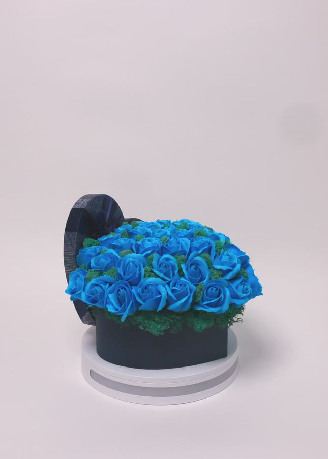 Aranjament "Blue Sapphire" în Cutie Inimă bleumarin