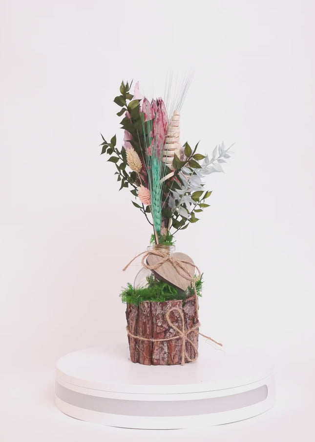Aranjament Floral „Soft Serenity” pe Bază de Lemn – Creație Handmade cu Protea Roz, Palmier Pastel și Accente Turcoaz
