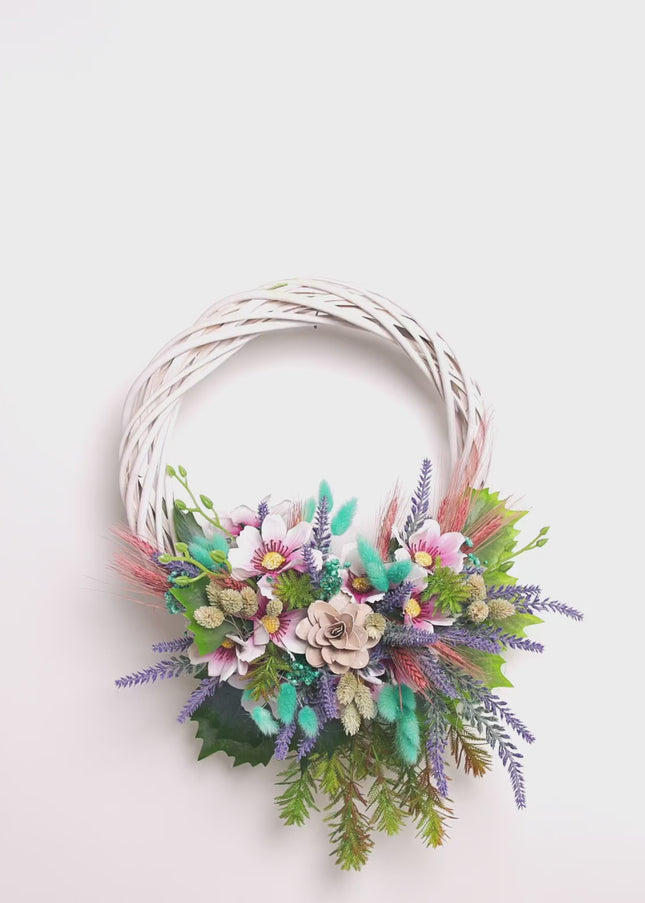Coroniță Handmade „Spring Breeze” – Aranjament pe Bază de Răchită Albă cu Flori Pastelate