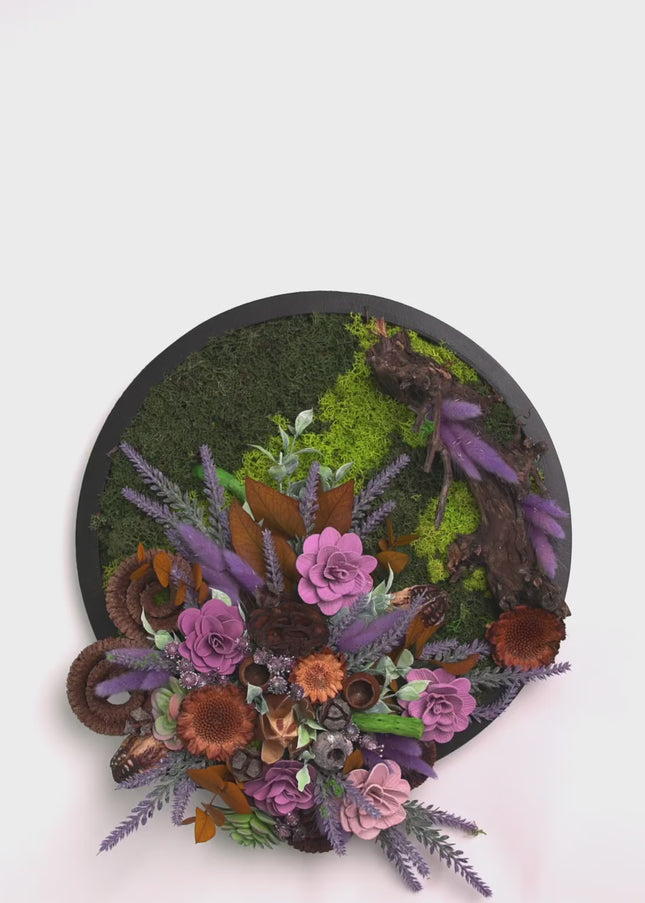 Tablou decorativ „Purple Forest” – aranjament decorativ cu mușchi și flori