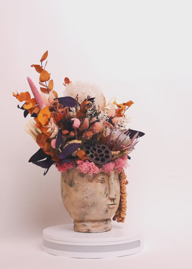 Aranjament Floral „Statue of Muse” în Vas Sculptural – Decor Artizanal cu Protea Albă, Flori Uscate și Accente Boho-Chic