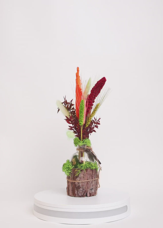 Aranjament Floral „Amber Heart” în Bază de Scoarță Naturală – Decor Handmade cu Protea Bordo, Palmier Portocaliu și Spice de Grâu