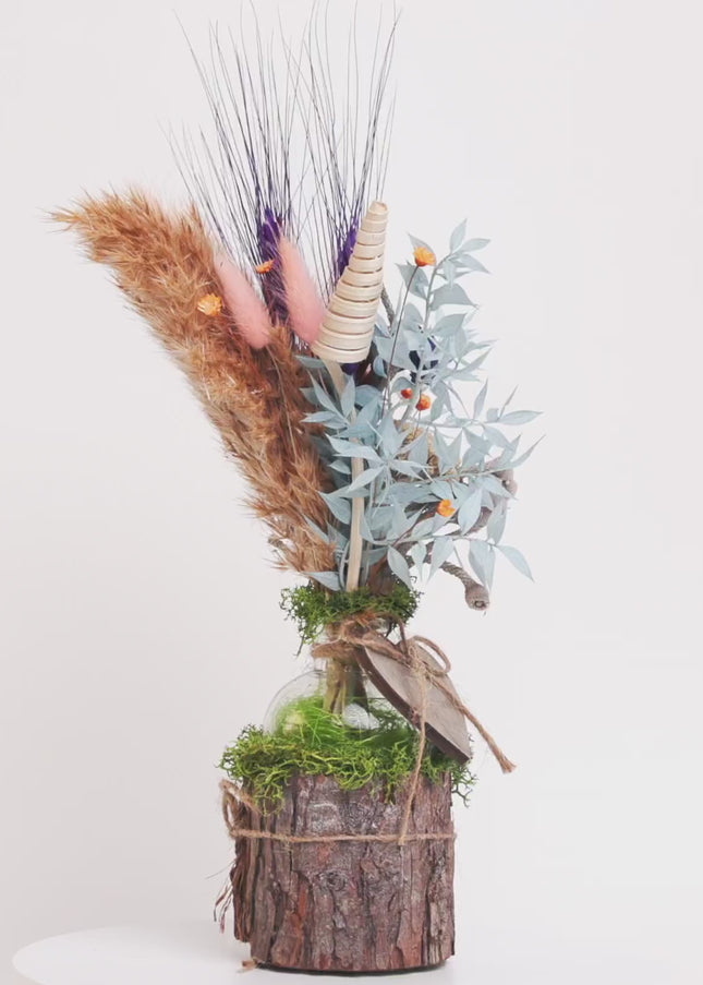 Mini-Aranjament Floral „Boho Heart” în Suport de Scoarță – Decor cu Flori Uscate, Licheni și Inimioară de Lemn