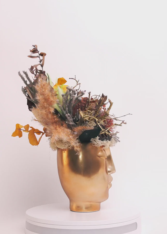 Aranjament Floral „Earthly Muse” în Vas Sculptural Auriu – Creație Handmade cu Banksia, Lotus și Texturi Organice Neutre