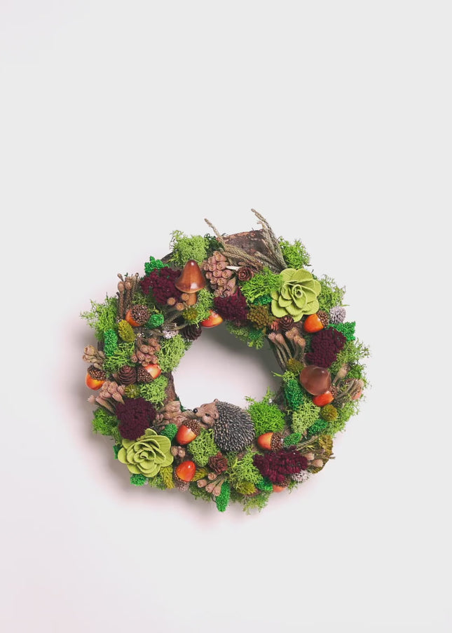 Coroniță Handmade „Prietenii Pădurii” cu Arici și Licheni – Decor Artizanal din Mușchi Stabilizat și Elemente Naturale