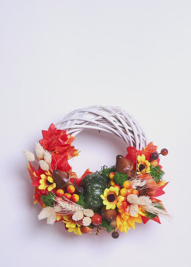 Coroniță Handmade „Autumn Forest Tale” – Aranjament cu Dovleci, Ciuperci și Spice pe Bază de Răchită Albă