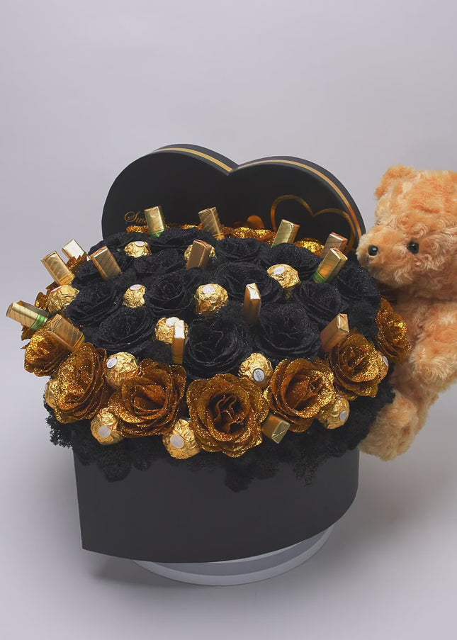 Aranjament Inimă "Black & Gold": 41 Trandafiri Săpun, Ciocolată & Ursuleț