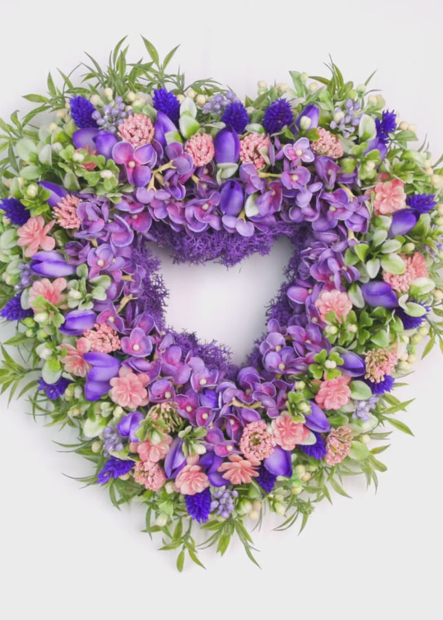 Coroniță florală „Lavender Heart” – decor elegant cu flori mov și accente pastel