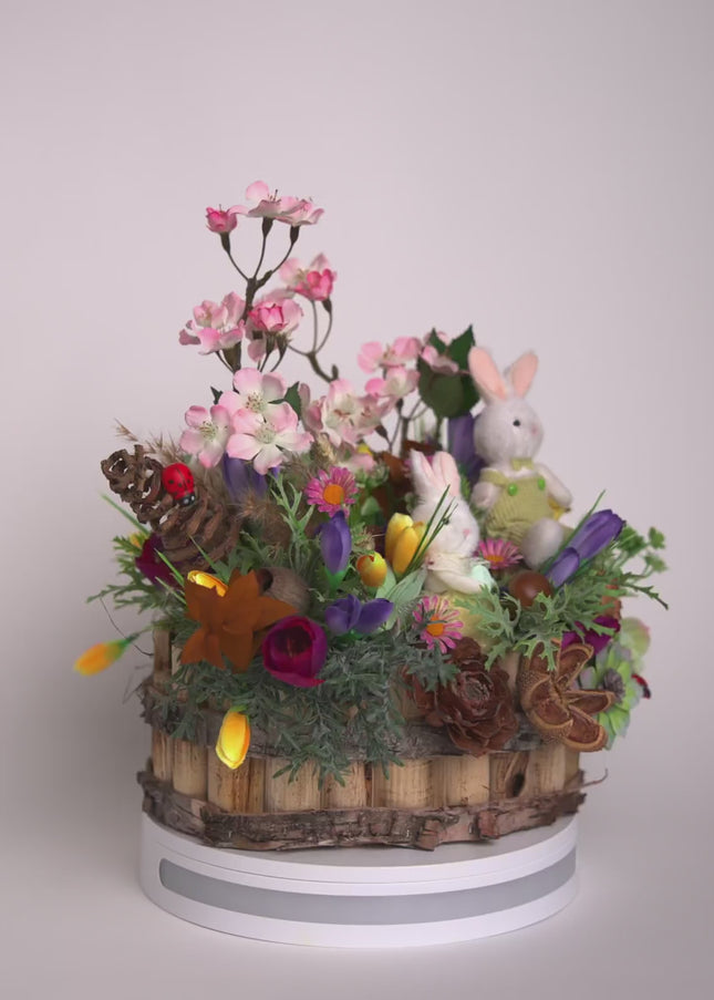 Aranjament floral de Paște „Spring Bunnies” – cu iepurași decorativi