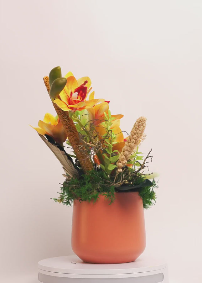Aranjament Floral „Cymbidium Gold” în Vas Mat – Creație Handmade cu Orhidee Galbene și Accente Botanice Exotice