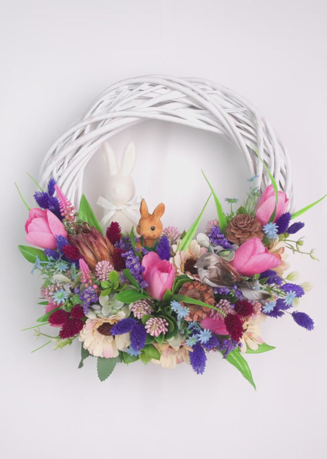 Coroniță florală de Paște „Pastel Nest” – decor festiv cu iepuraș, flori colorate și accente naturale