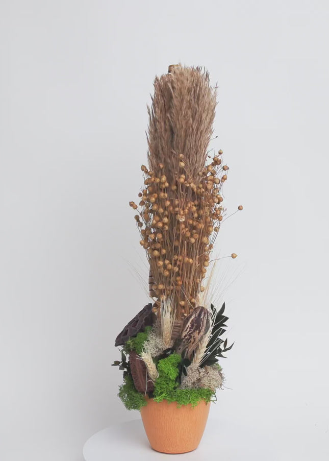 Aranjament Floral „Harvest Whisper” în Vas Galben – Compoziție Verticală cu Plante Uscate de Câmp, Lotus și Licheni