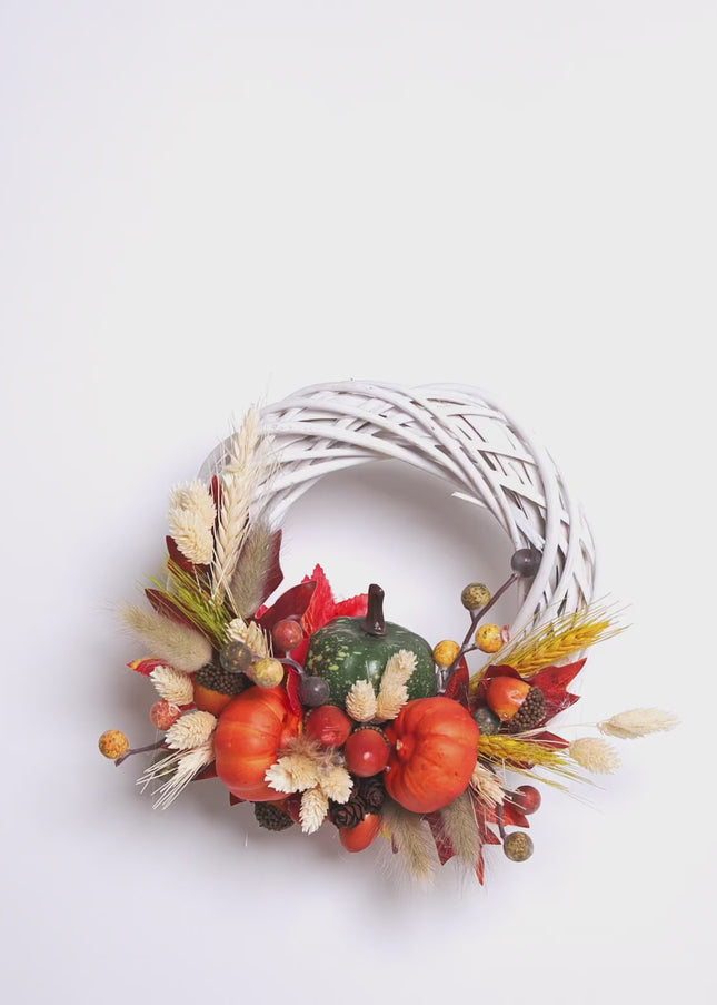 Coroniță Handmade „Autumn Bounty” – Decor de Toamnă cu Mini-Dovleci, Spice și Frunze Ruginii pe Răchită Albă