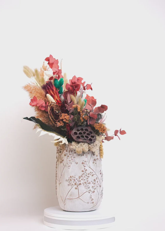 Aranjament Floral „Boho Azure” în Vază Ceramică Texturată – Compoziție Handmade cu Protea, Eucalipt Arămiu și Accente Turcoaz
