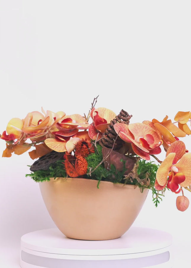 Aranjament Floral „Golden Orchid” în Vas Ceramic – Compoziție cu Orhidee Galbene, Licheni și Elemente Naturale Conservate