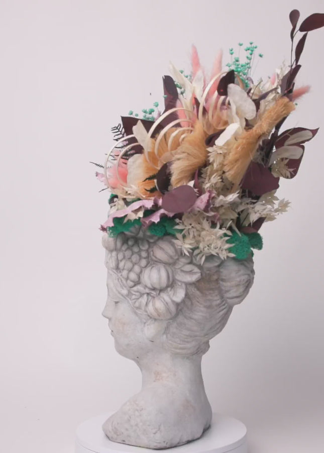 Aranjament floral „Mystic Bloom” în bust sculptural – flori uscate, eucalipt și accente turcoaz
