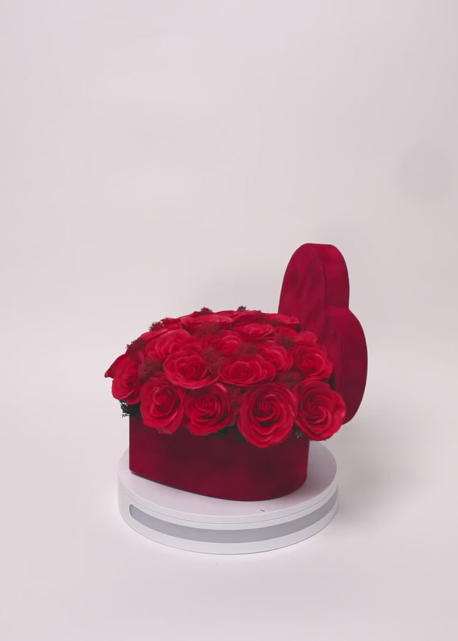Aranjament "Red Eternal Passion" în Cutie Inimă Catifea