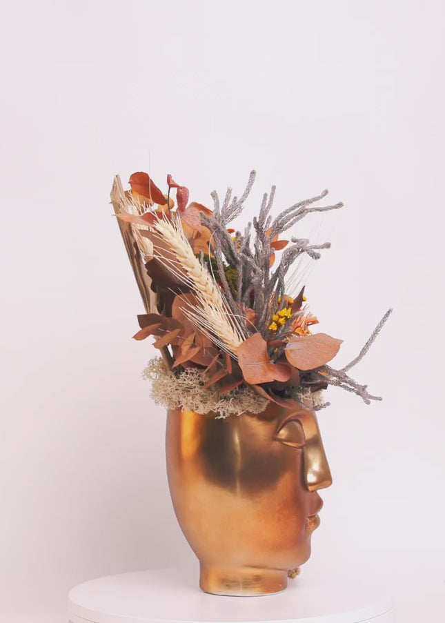 Aranjament Floral „Golden Muse” în Vas Sculptural Auriu – Decor de Lux cu Flori Uscate, Eucalipt și Accente Solare