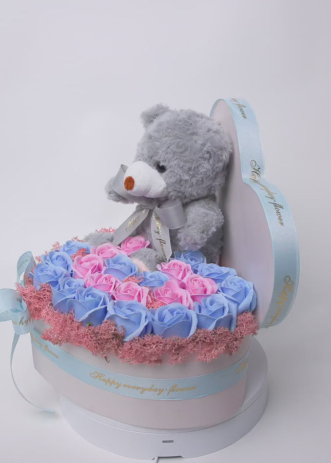 Aranjament Inimă Lux Trandafiri Roz-Albastru & Ursuleț