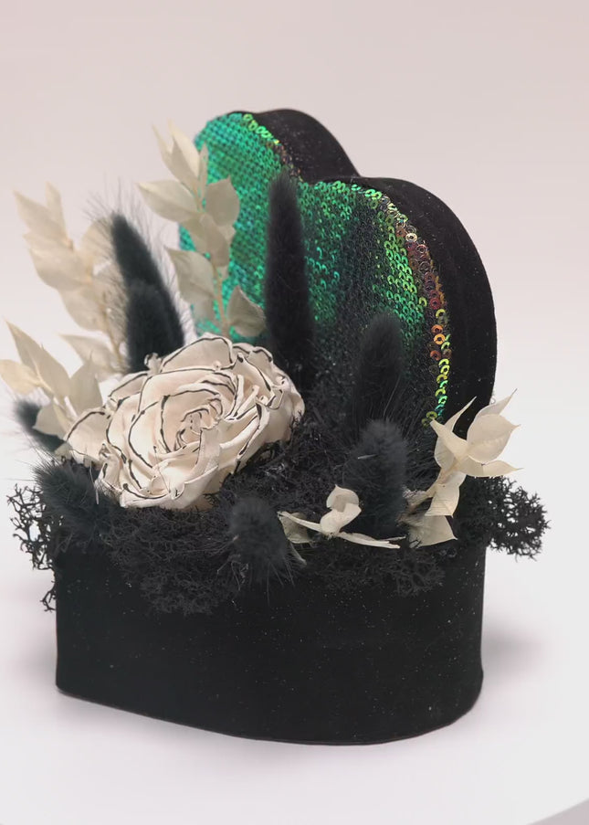 Aranjament Inimă Paiete, Trandafir Criogenat Alb cu Margine Neagră