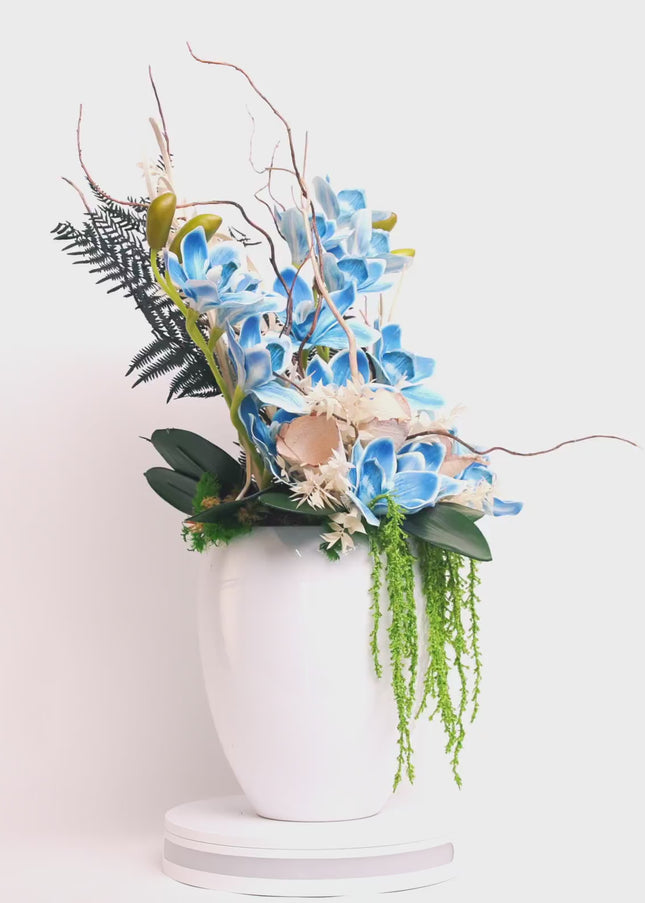 Aranjament Floral „Azure Dream” în Vas Alb – Compoziție Handmade cu Orhidee Albastre, Plante Curzătoare și Accente Boeme