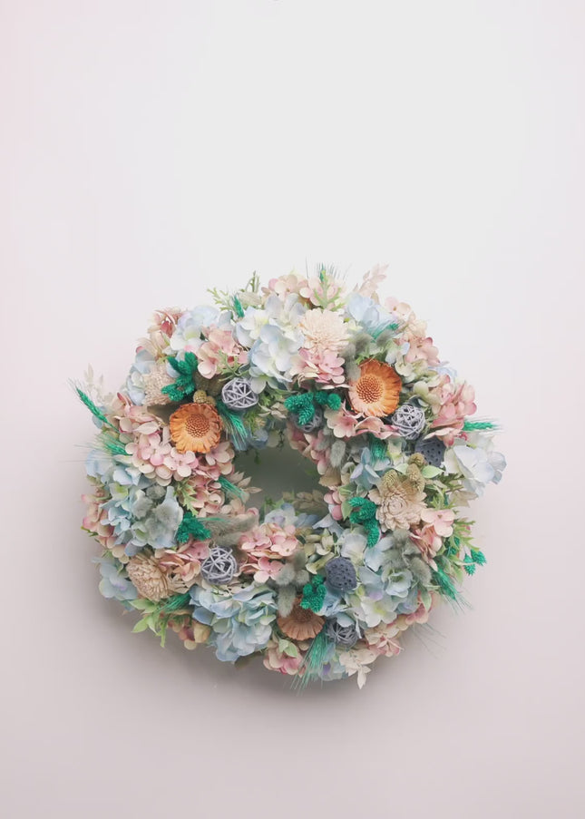 Coroniță Florală „Azure Serenity” – Aranjament Handmade cu Hortensii Bleu, Flori de Lemn și Accente de Lagurus