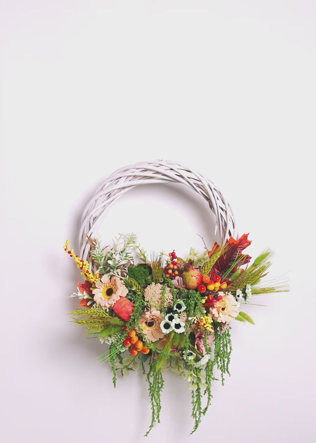 Coroniță Florală „Autumn Harvest” – Aranjament Handmade pe Bază de Răchită Albă, Design Bogat cu Plante Uscate
