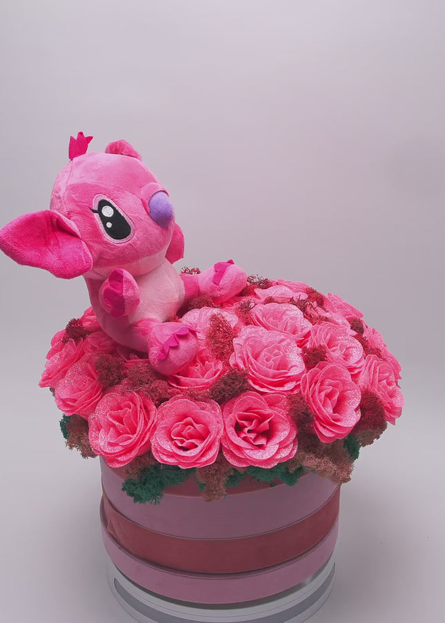 Aranjament Cutie Roz cu 23 Trandafiri de Săpun & Pluș Stitch (Angel)