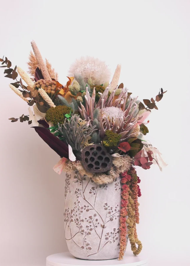 Aranjament Floral „Autumn Majesty” în Vază Ceramică Texturată – Compoziție Premium cu Protea King, Banksia și Accente Aurii