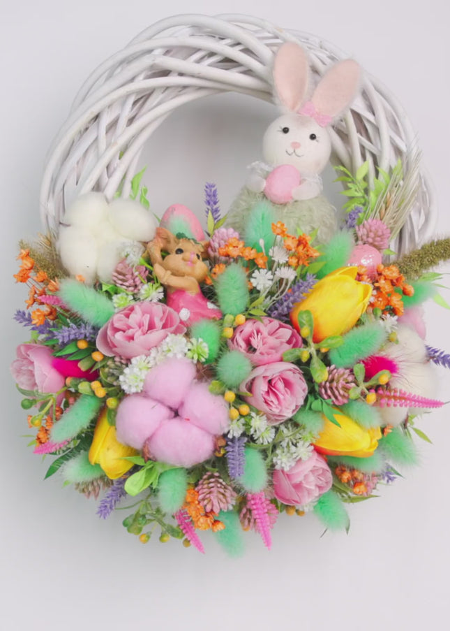 Coroniță florală de Paște „Sweet Bunny” – decor festiv cu iepuraș, flori pastel și accente jucăușe