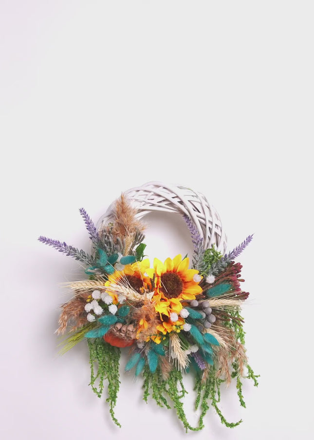Coroniță Handmade „Sun-Kissed Garden” – Aranjament Floral cu Floarea-Soarelui și Lagurus Turcoaz pe Răchită Albă