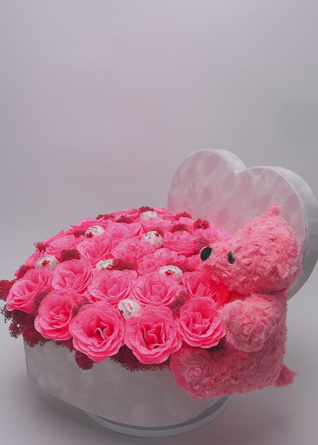 Aranjament Inimă "Sweet Pink": 41 Trandafiri Săpun, Raffaello & Ursuleț