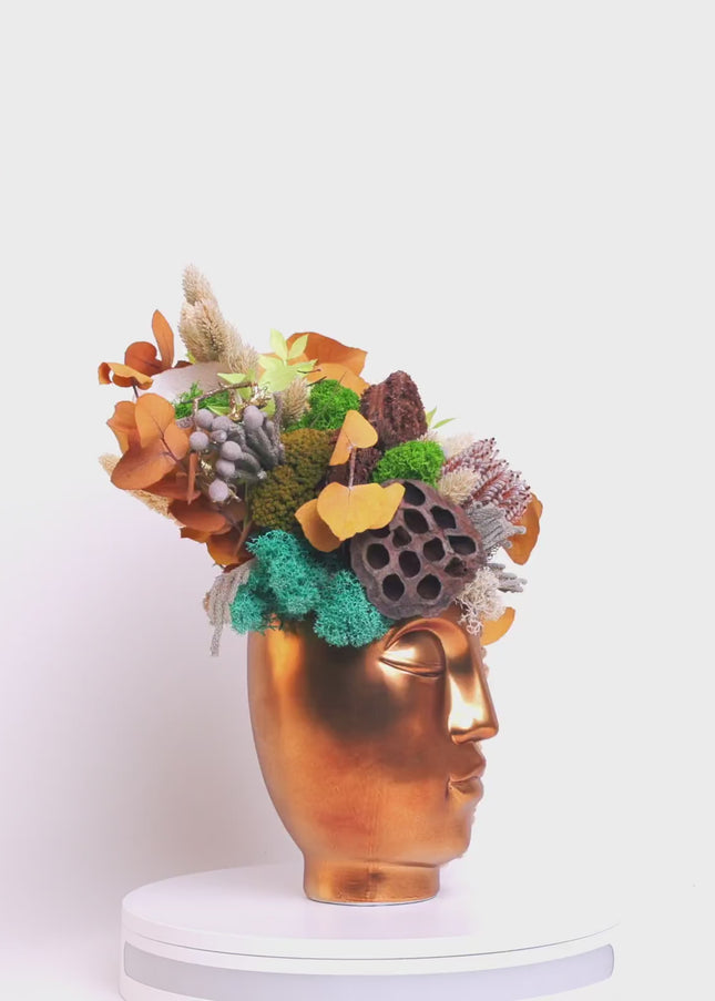 Aranjament Floral „Zen Reflection” în Vas Sculptural Auriu – Compoziție Handmade cu Lotus, Banksia și Licheni Vibrant