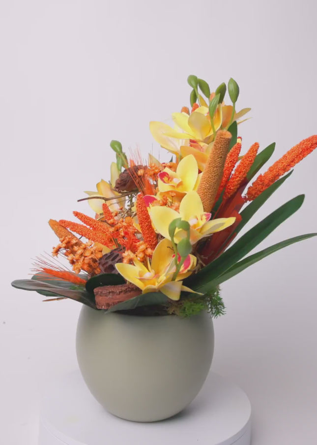 Aranjament floral „Sunset Glow” în vas ceramic – orhidee galbene și accente calde