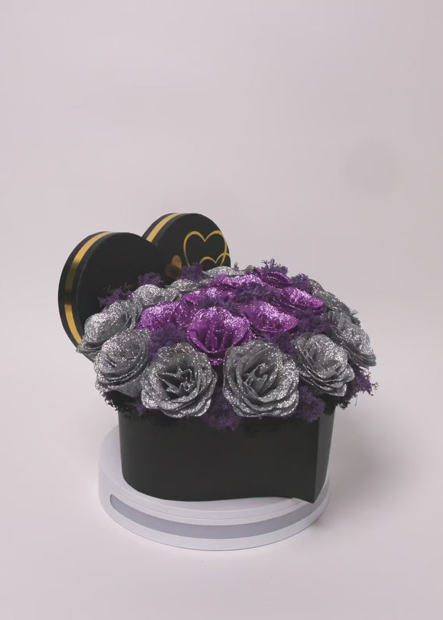 Aranjament "Violet Glamour" în Cutie Inimă Neagră