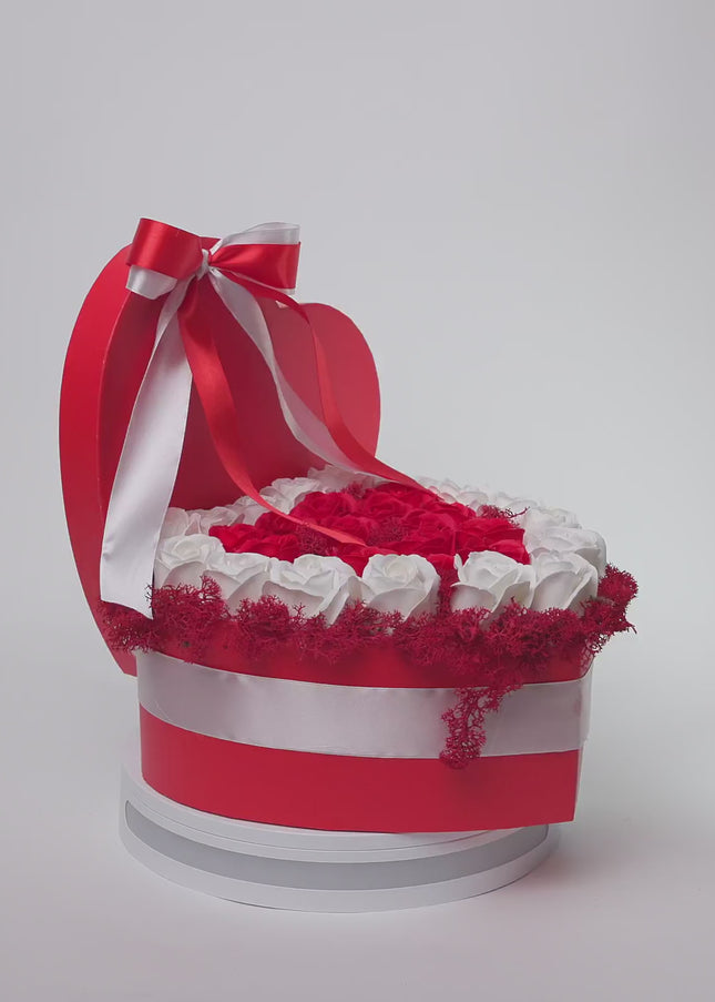 Aranjament Inimă Lux Trandafiri Săpun Roșu-Alb & Fundă