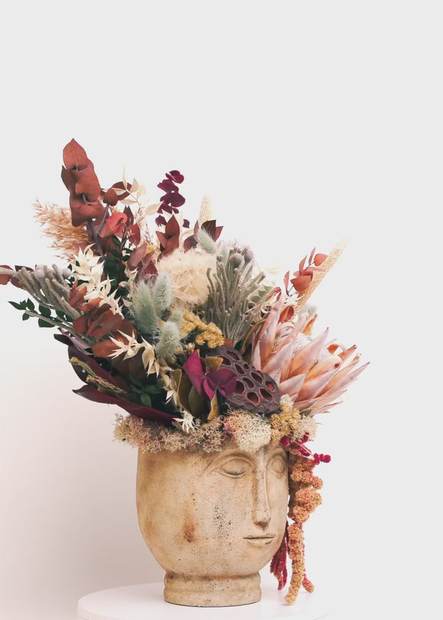 Aranjament Floral „Ancient Muse” în Bust Ceramic – Compoziție Luxury cu Protea King, Banksia și Texturi Botanice Antichizate