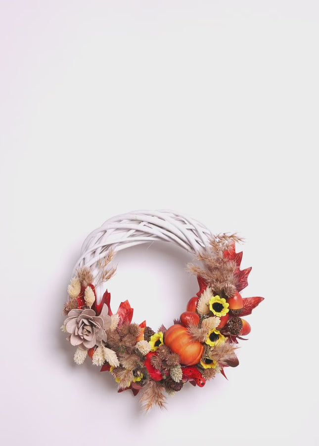 Coroniță Handmade „Autumn Whispers” – Aranjament Floral pe Bază de Răchită Albă cu Dovleci, Floarea-Soarelui Mică și Spice
