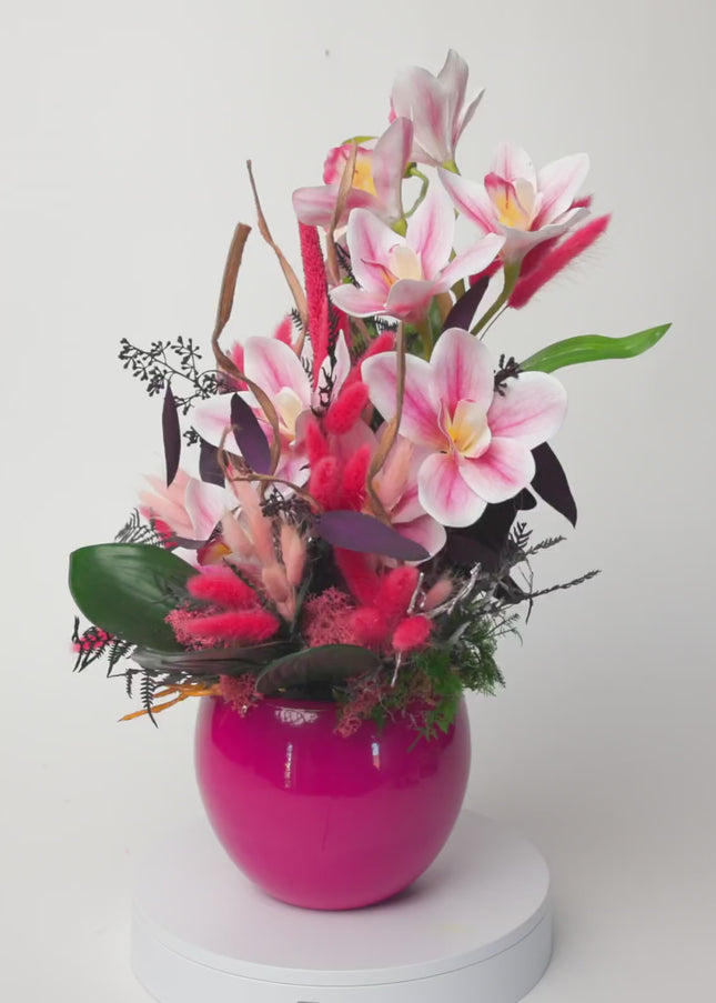 Aranjament floral „Pink Aura” în vas ceramic – orhidee roz și accente decorative