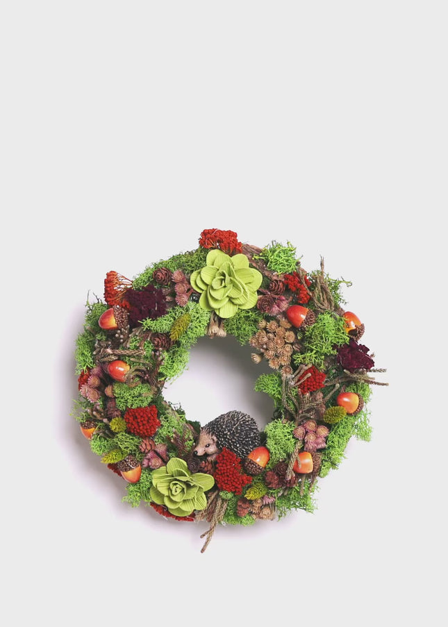 Coroniță Handmade „Forest Friends” – Aranjament din Licheni Stabilizați cu Arici Decorativ și Flori din Lemn