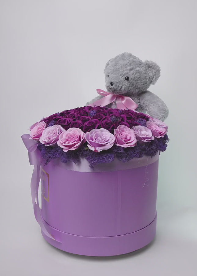 Aranjament Lux Trandafiri Săpun Violet-Roz, Ursulet Gri