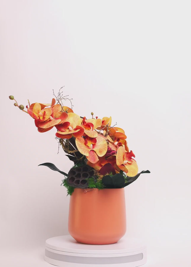 Aranjament Floral „Orchid Sunset” în Vas Ceramic – Compoziție Premium cu Orhidee Portocalii, Licheni și Accente Exotice