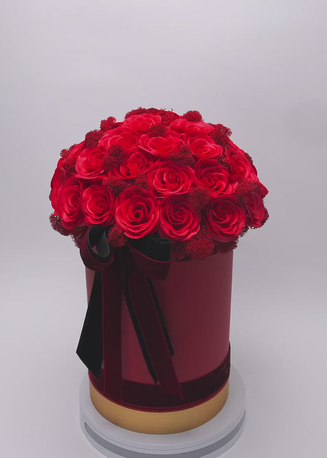 Aranjament cutie vișinie cu trandafiri roșii „Pasiune”