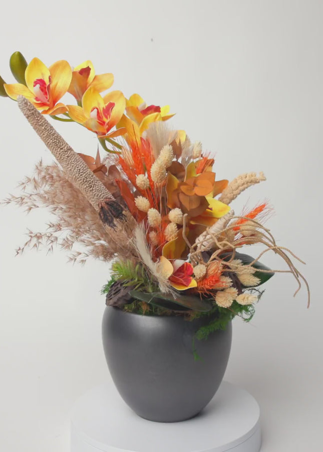 Aranjament floral „Azure Bloom” în vas ceramic – orhidee albastre și accente naturale