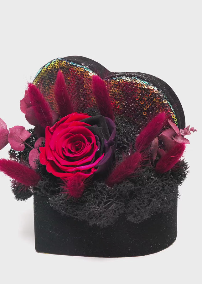 Aranjament Inimă Paiete & Catifea, Trandafir Criogenat Bicolor Roșu-Negru