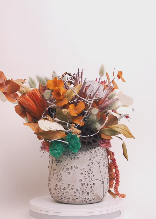 Aranjament Floral „Ivory & Earth” în Vas Ceramic Texturat – Compoziție Handmade cu Protea Albă, Lotus și Elemente Botanice Conservate