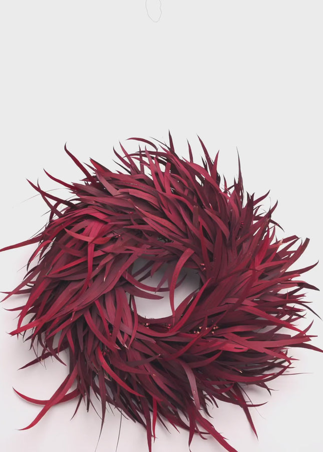 Coroniță Decorativă Handmade „Crimson Breeze” – Aranjament Circular din Eucalipt Roșu Burgund